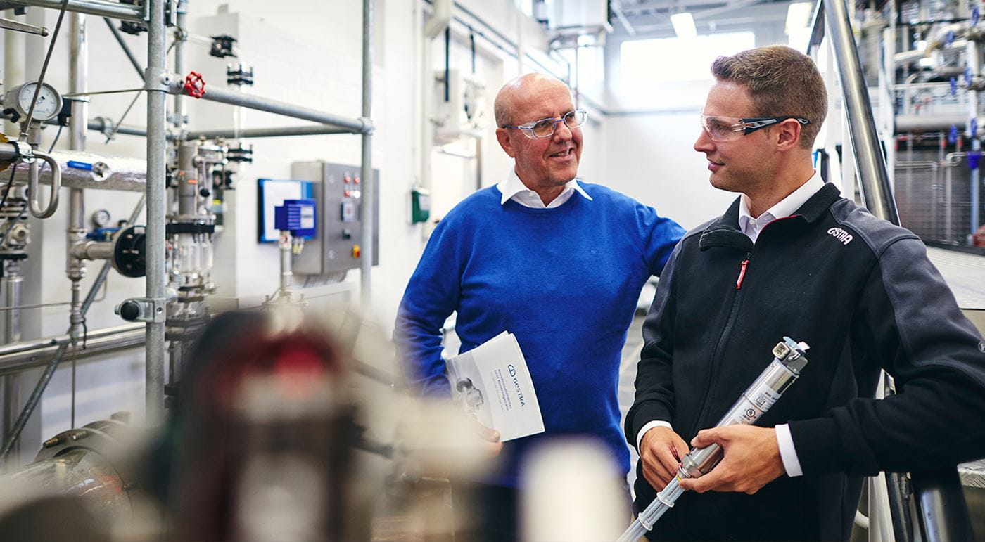 Two Gestra colleagues talking to one another in their training centre